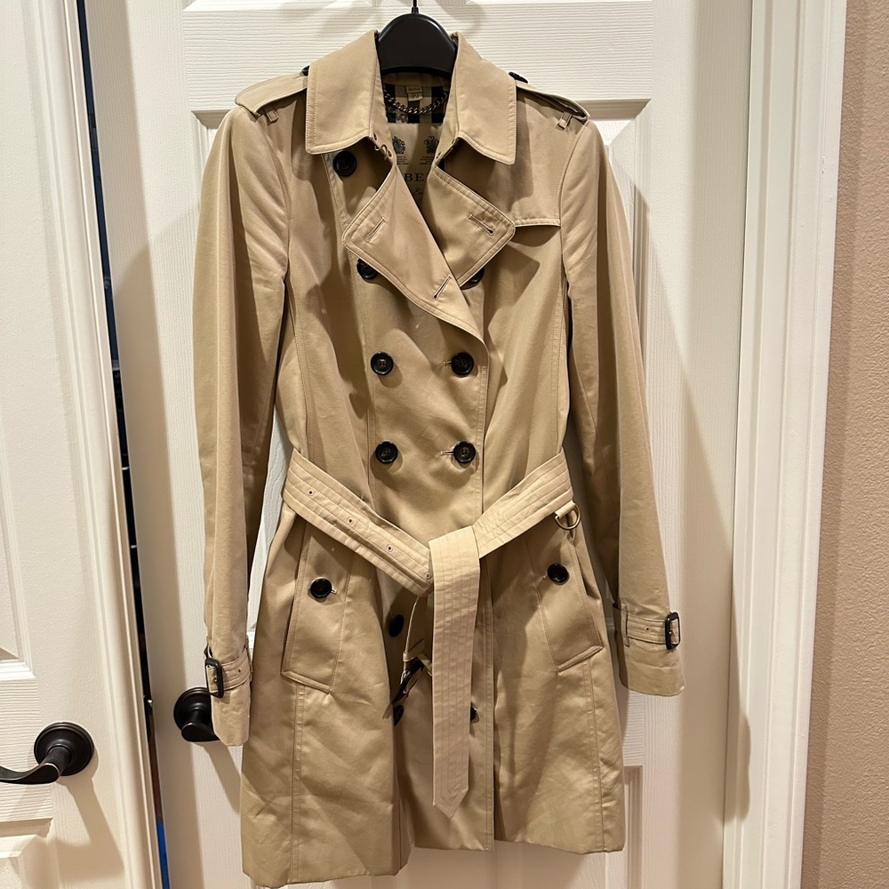 Burberry Ladies Sandringham Mid Trench Coat